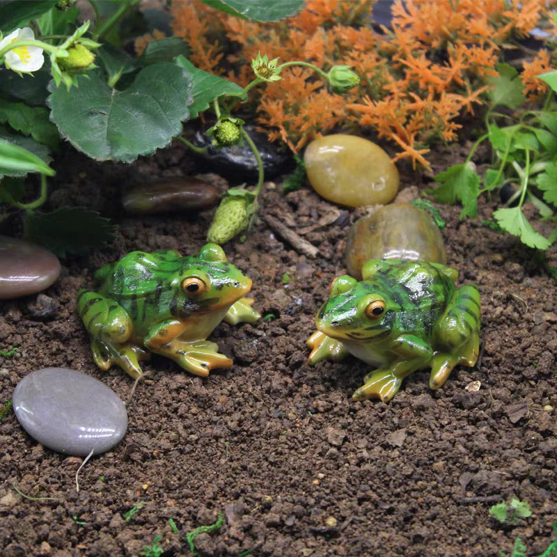 2Pcs Resin frogs for outdoor home decoration